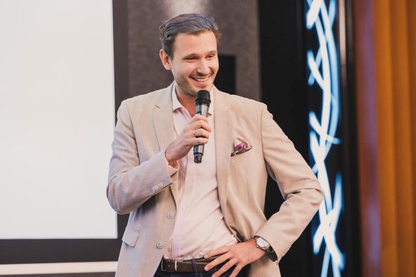 Meggyőzés Klub Újszászi Bogár László